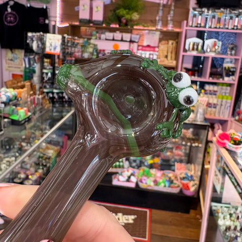 Cute froggy glass pipe from the best online smoke shop